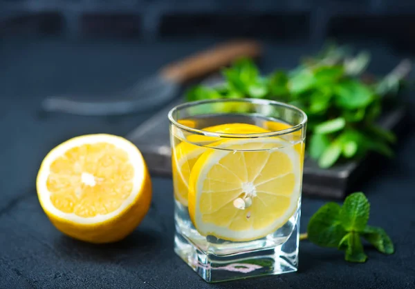 Detoxikační nápoj s citronem — Stock fotografie