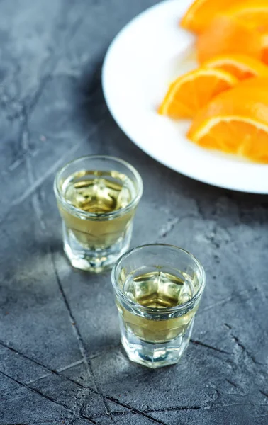 Liquirizia in bicchieri e arancia — Foto Stock