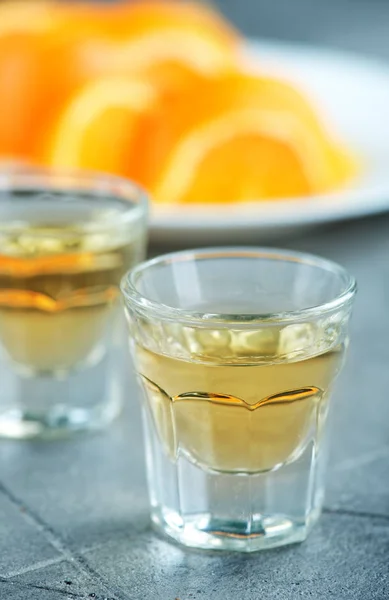 Licuor dans des verres et orange — Photo