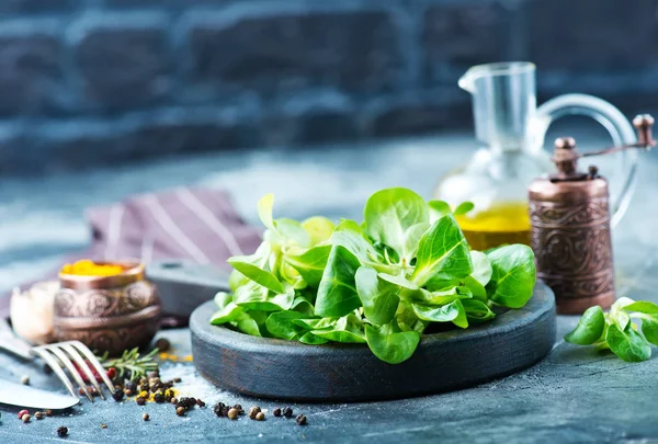 Insalata di mais su tavola di legno — Foto Stock