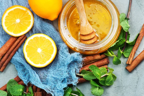 Honey in glass jar — Stock Photo, Image