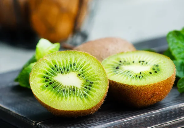 Kiwi fresco com folhas de hortelã — Fotografia de Stock