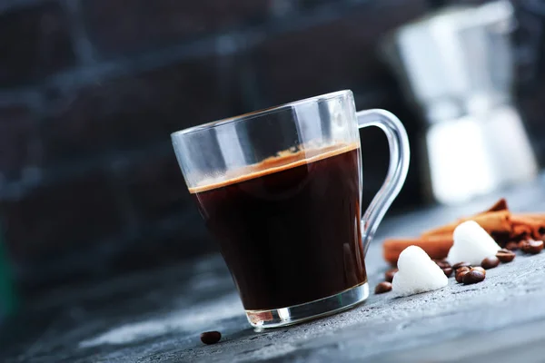 Caffè caldo in tazza di vetro — Foto Stock