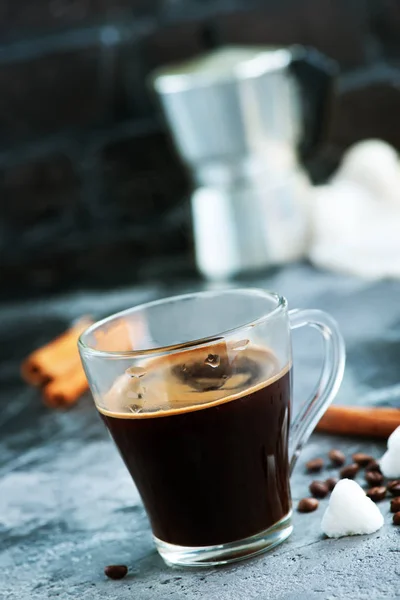 Caffè caldo in tazza di vetro — Foto Stock