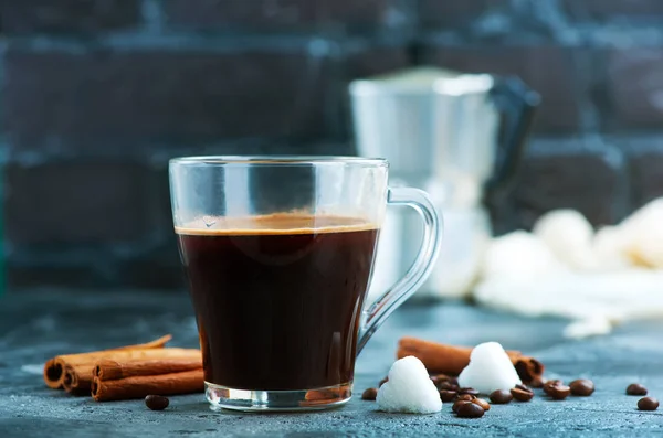 Warme koffie in glazen beker — Stockfoto