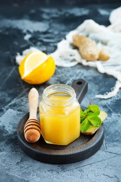 Miel en frasco de vidrio —  Fotos de Stock