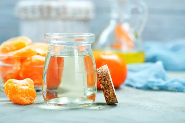 Aceite de mandarinas en botella de vidrio —  Fotos de Stock