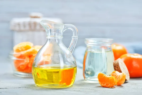 Óleo de tangerinas em garrafa de vidro — Fotografia de Stock