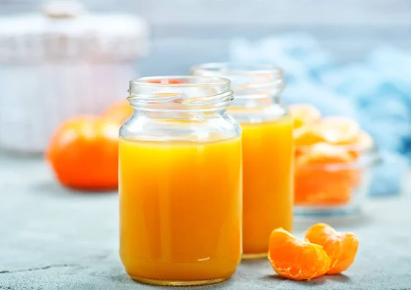 Jugo de mandarinas en vasos — Foto de Stock