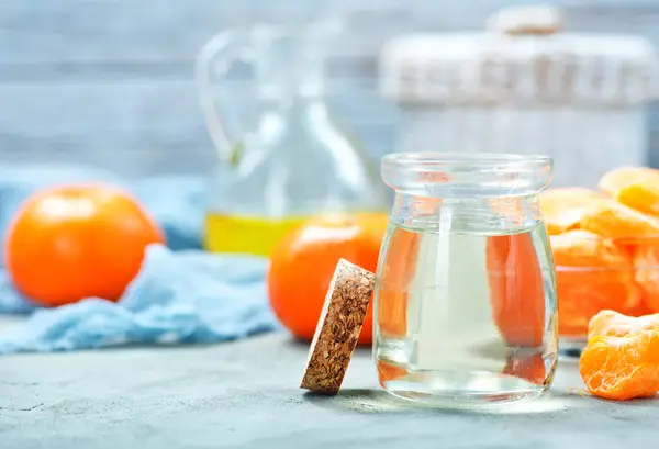 Mandarynki oleju w szklanej butelce — Zdjęcie stockowe