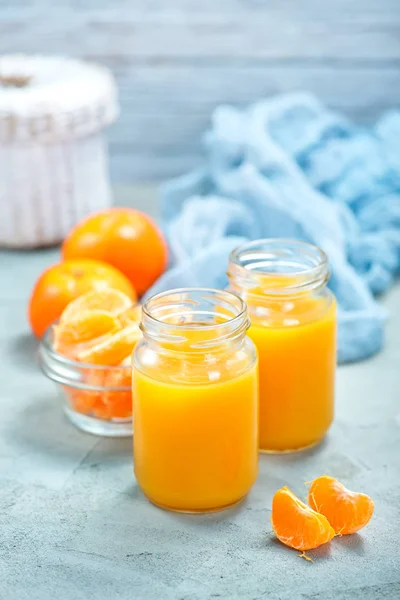 tangerines juice in glasses