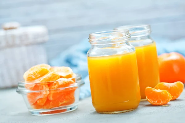 Jugo de mandarinas en vasos — Foto de Stock