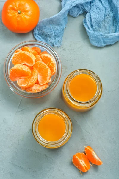 tangerines juice in glasses