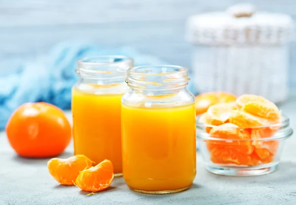 Сок мандаринов в стаканах — стоковое фото