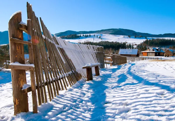 Dorf mit Schnee bedeckt — Stockfoto
