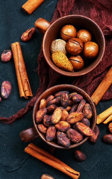 Kakaobohnen in Tasse — Stockfoto