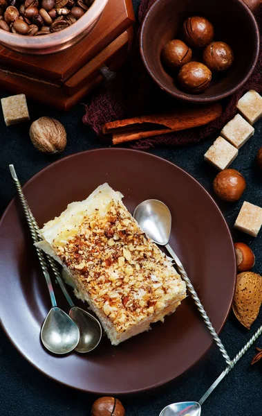 Torta napoleonica sul piatto — Foto Stock