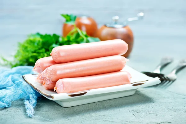 Pila di salsicce su piatto — Foto Stock