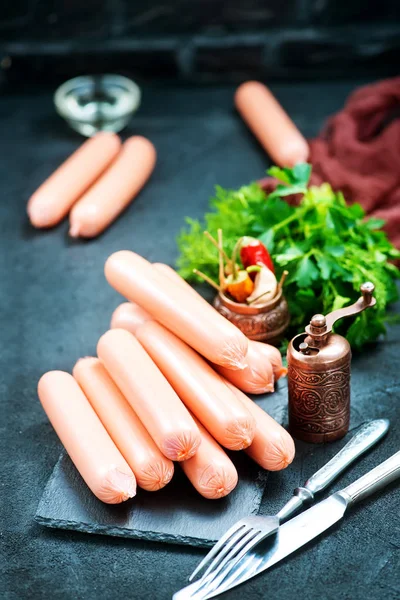 Salsicce sul tavolo da pranzo — Foto Stock