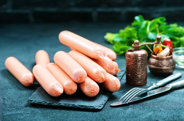 Salsicce sul tavolo da pranzo — Foto Stock