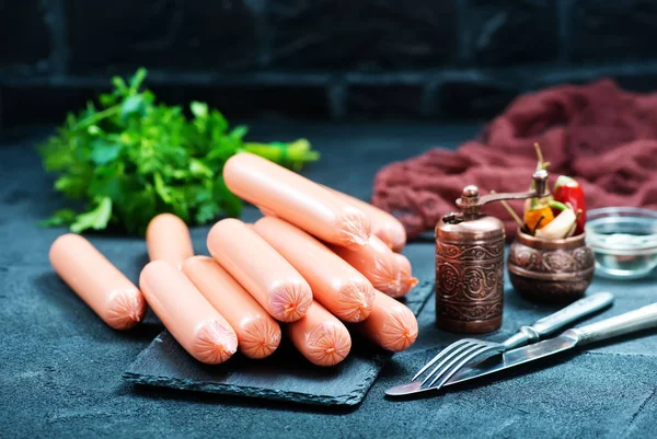 Salsicce sul tavolo da pranzo — Foto Stock