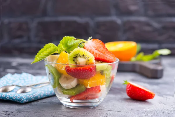 Ensalada de frutas en tazón de vidrio —  Fotos de Stock