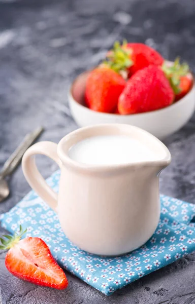 牛奶和草莓在桌子上 — 图库照片