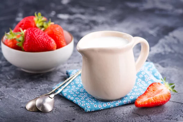 Milk and strawberries on table — Stock Photo, Image