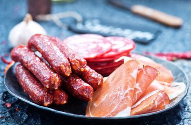 İtalyan jambon, tütsülenmiş sosis ve salam