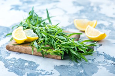 ahşap tahta üzerinde taze roka