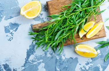 ahşap tahta üzerinde taze roka