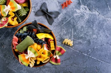 renkli pişmemiş makarna