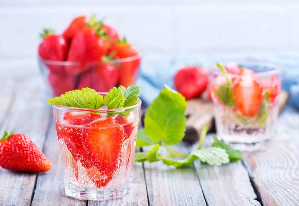 Bebida de fresa en vaso —  Fotos de Stock