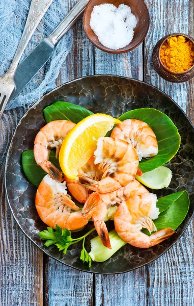 Salada com camarões cozidos — Fotografia de Stock