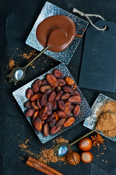 Kakao çekirdekleri ile kompozisyon — Stok fotoğraf