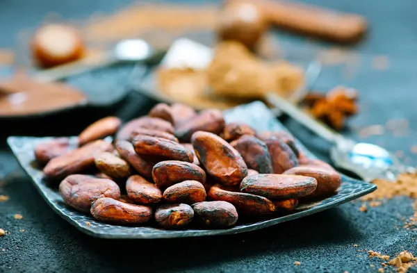 Samenstelling met stukjes cacaobonen — Stockfoto