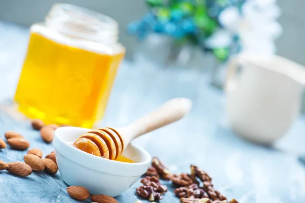Νόστιμο μέλι με ξηρούς καρπούς — Φωτογραφία Αρχείου