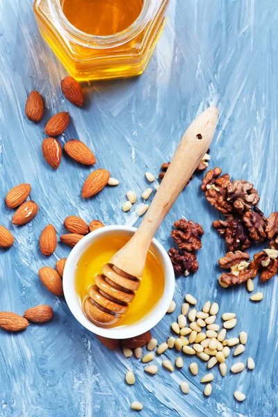 Lekkere honing met noten — Stockfoto