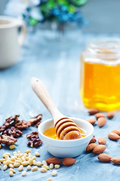 Miel sabrosa con frutos secos — Foto de Stock