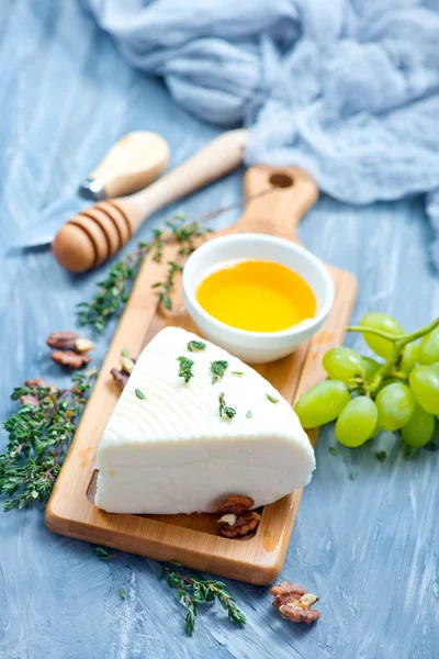 Camembert con miel a bordo —  Fotos de Stock