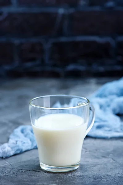 Молоко в стеклянной чашке — стоковое фото
