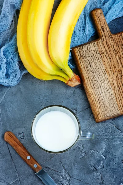 Leite de banana em copo de vidro — Fotografia de Stock