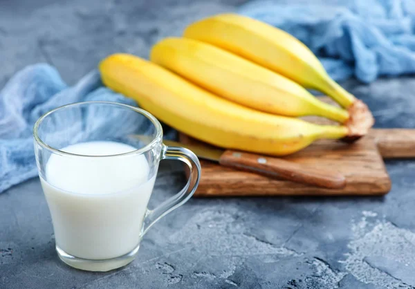Банановое молоко в стеклянной чашке — стоковое фото