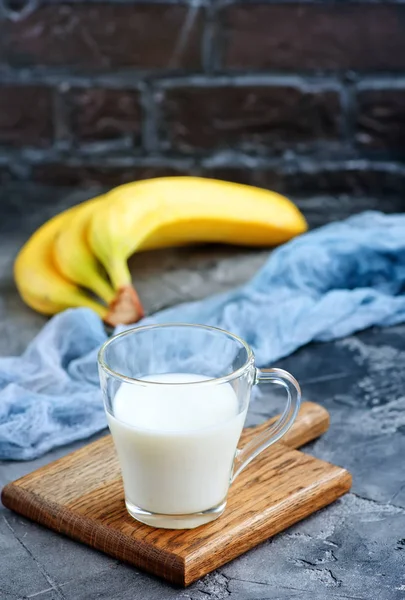 Bananenmilch im Glasbecher — Stockfoto
