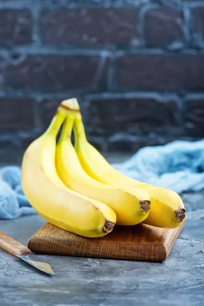 Čerstvé banány na prkénku — Stock fotografie