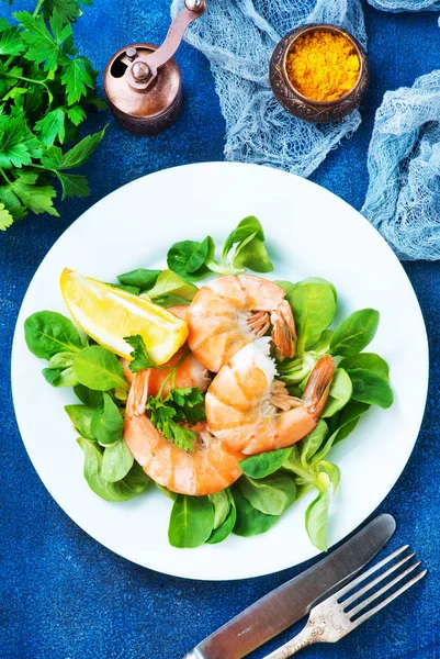 Ensalada con camarones cocidos — Foto de Stock