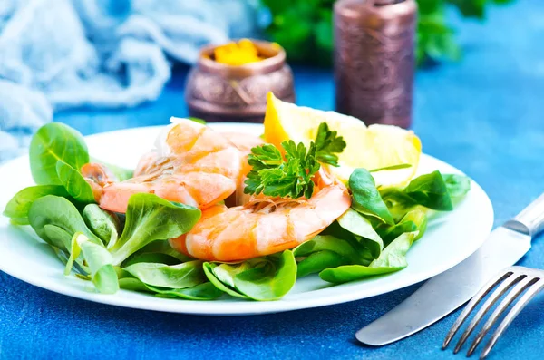 Salad with boiled shrimps — Stock Photo, Image