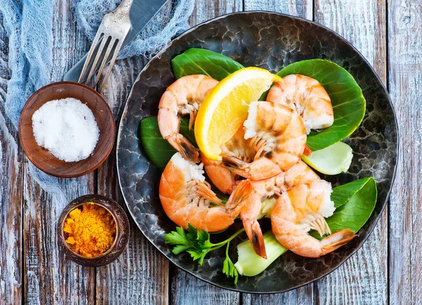 Salad with boiled shrimps — Stock Photo, Image