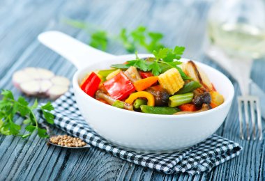 Beyaz kase sebze karışımı