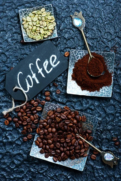 Samenstelling met koffiebonen — Stockfoto